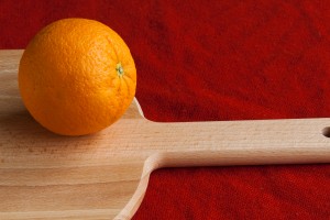 De sinaasappel voor het snijden